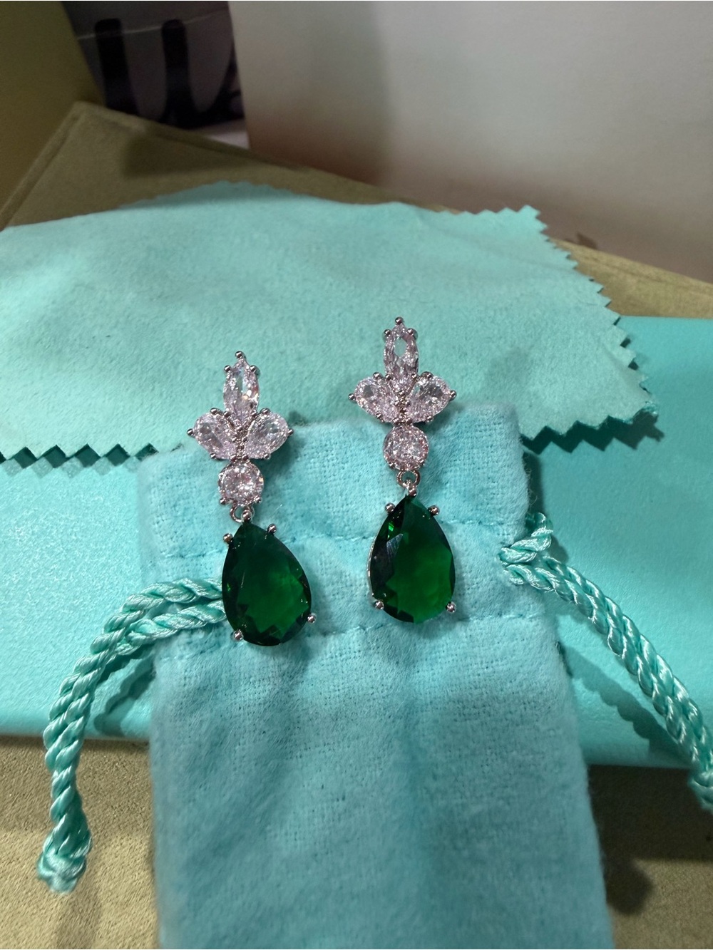 $2,000 Emerald Green Earrings 14k